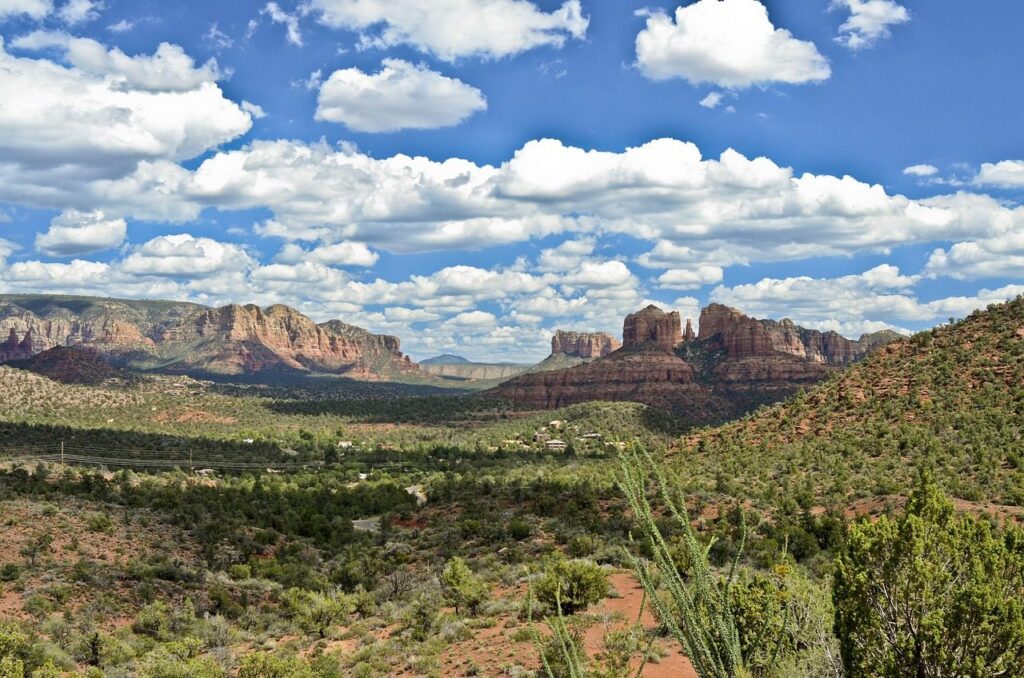Sedona, Arizona Landscape — Places to Visit in the Western USA Stunning red rock formations and blue skies in Sedona, Arizona. — Places to Visit in the Western USA