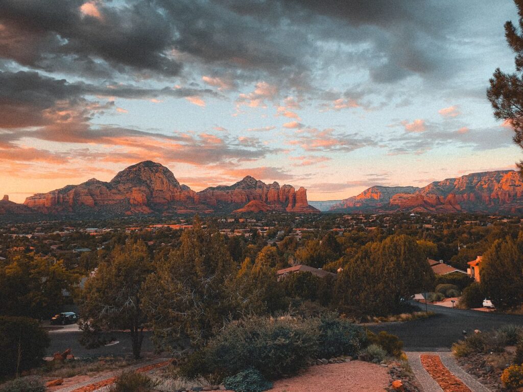 Sedona Sunset View — road trip USA ideas Stunning sunset view of Sedona's red rocks and landscape — road trip USA ideas