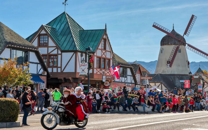 Solvang, California Christmas Town — Christmas towns in the USA Christmas towns in the USA with festive buildings and a windmill in Solvang, California.