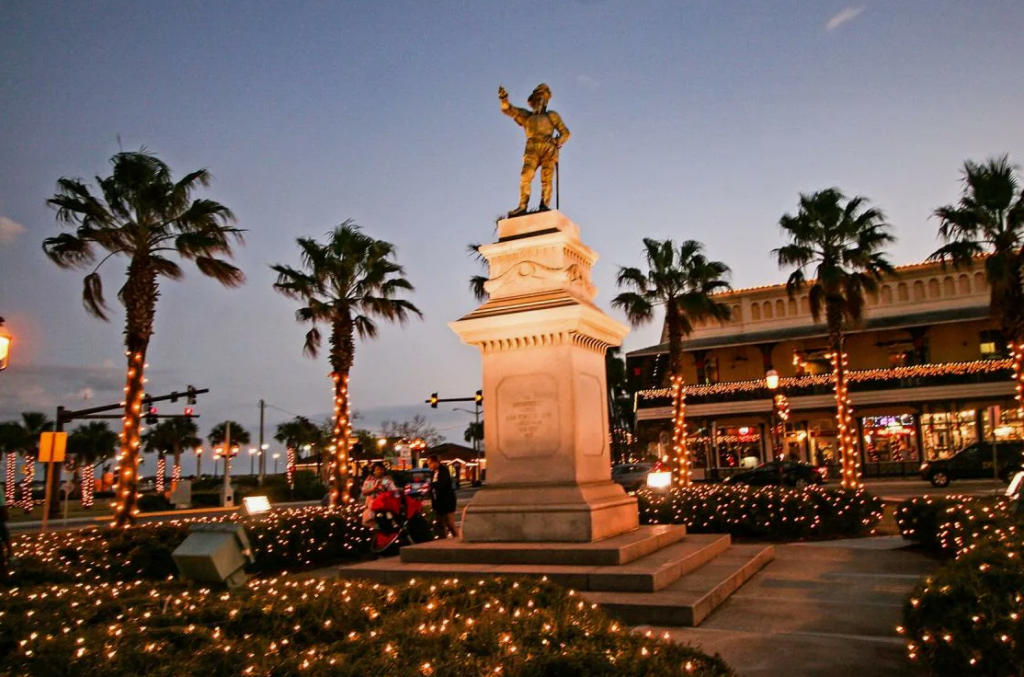 St. Augustine Christmas Lights — Christmas towns in the USA Christmas lights in St. Augustine, Florida, showcasing festive decorations and palm trees. — Christmas towns in the USA