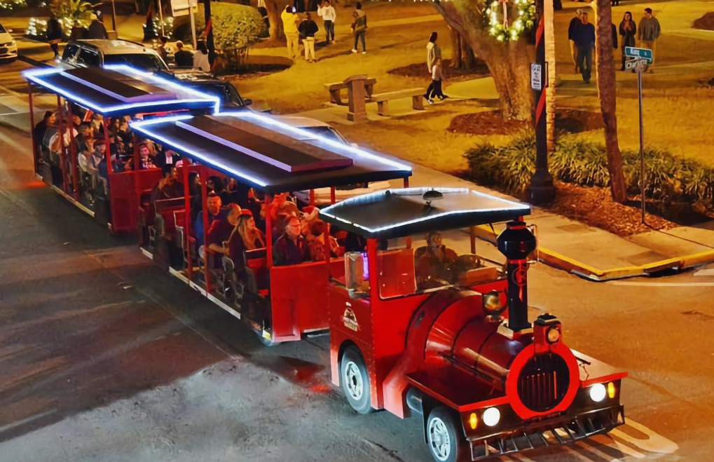St. Augustine Christmas Trolley — Christmas towns in the USA Christmas lights trolley in St. Augustine, Florida — Christmas towns in the USA