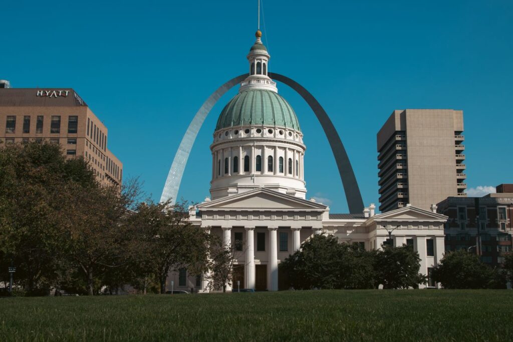 St. Louis, Missouri — cheap places to travel in USA Gateway Arch and historic courthouse in St. Louis, Missouri — cheap places to travel in USA