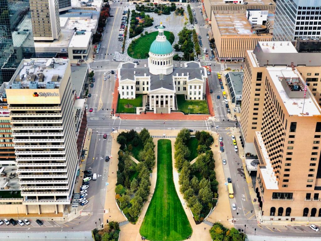 St. Louis, Missouri Overview — cheap places to travel in USA Aerial view of St. Louis, Missouri with green spaces and historic buildings. — cheap places to travel in USA