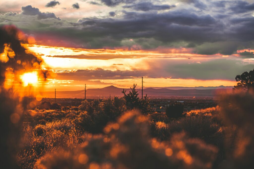 Sunset in Santa Fe, New Mexico — Places to Visit in the Western USA Sunset view over Santa Fe, New Mexico, showcasing the landscape and sky. — Places to Visit in the Western USA