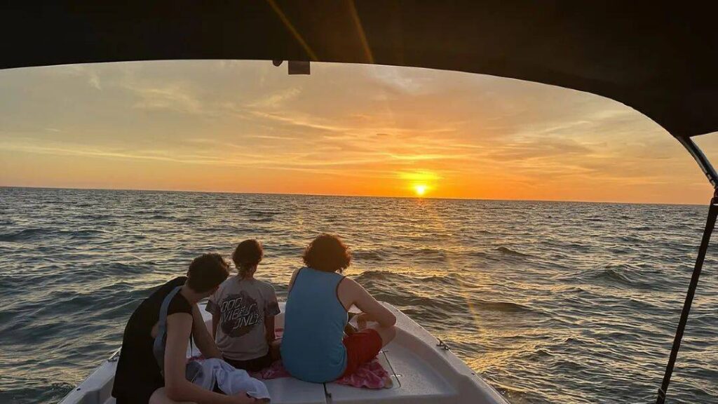 Sunset in the Ten Thousand Islands — hidden gems in the USA Sunset view from a boat in the Ten Thousand Islands, Florida — hidden gems in the USA