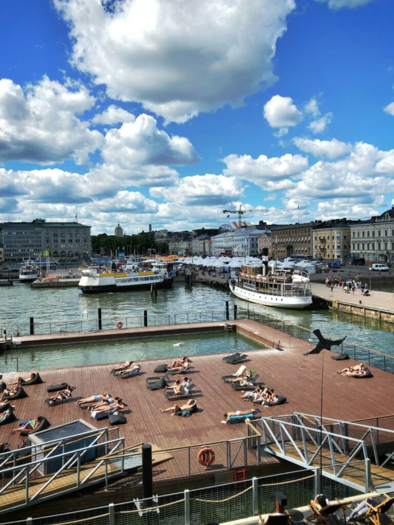 Helsinki Waterfront View — Europe travel destinations Helsinki waterfront with boats and people relaxing on a sunny day — Europe travel destinations