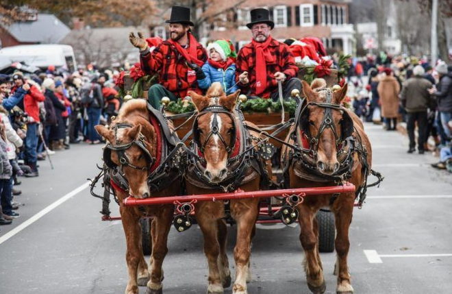 Woodstock Christmas Parade — Christmas towns in the USA Christmas parade in Woodstock, Vermont with horse-drawn carriage and festive decorations. — Christmas towns in the USA