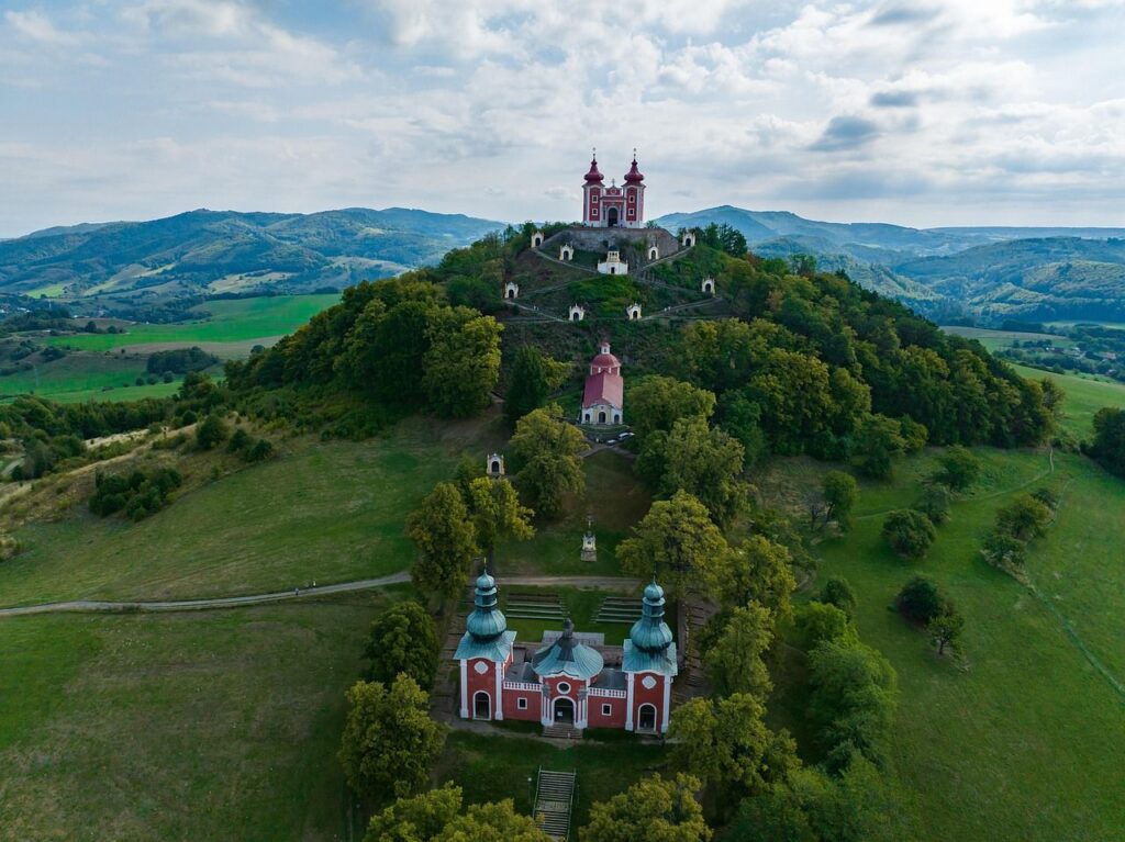 Banská Štiavnica Calvary Overview — places to visit in Slovakia Banská Štiavnica Calvary with Baroque architecture and surrounding hills — places to visit in Slovakia