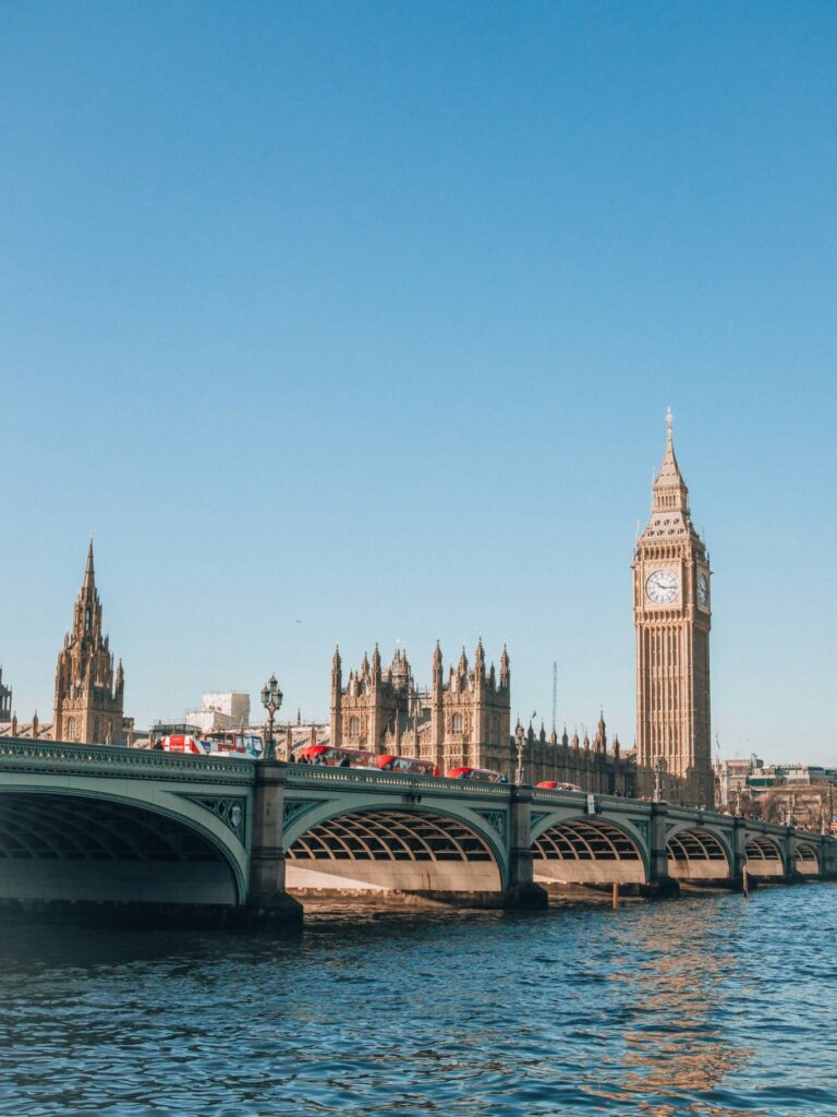 Big Ben and the Houses of Parliament — Famous London Landmarks Big Ben and the Houses of Parliament by the River Thames — Famous London Landmarks