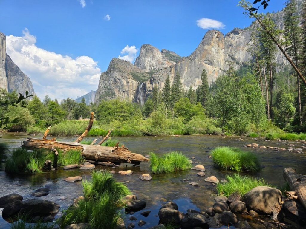 Yosemite National Park Landscape — beautiful places in America to visit Beautiful landscape of Yosemite National Park with granite cliffs and a serene river. — beautiful places in America to visit