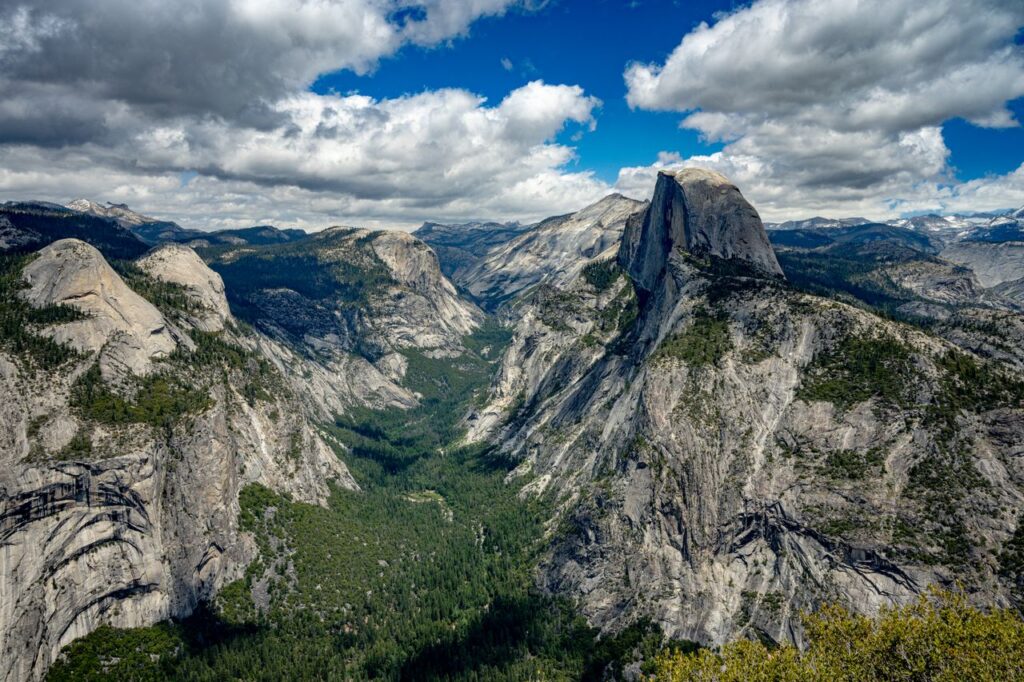 Yosemite National Park Landscape — beautiful places in America to visit Beautiful landscape of Yosemite National Park showcasing granite cliffs and lush — beautiful places in America to visit