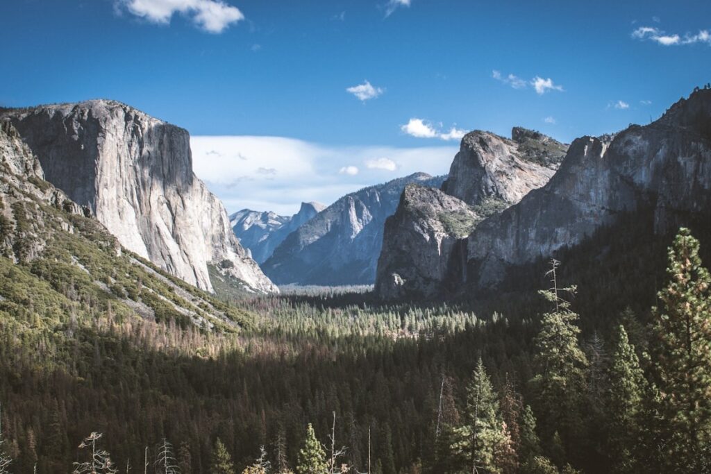 Yosemite Valley View — Places to Visit in the Western USA Yosemite Valley showcasing El Capitan and Half Dome in Yosemite National Park — Places to Visit in the Western USA