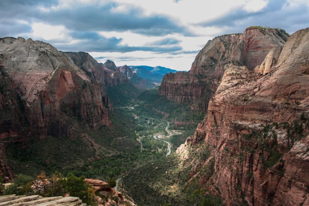 Zion National Park Overview — Places to Visit in the Western USA Zion National Park canyon view with sandstone walls and Virgin River — Places to Visit in the Western USA